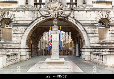 Civil Service Rifles War Memorial, un mémorial de la Première Guerre mondiale conçu par Edwin Lutyens sur Somerset House Riverside Terrace, Strand, London WC2 Banque D'Images