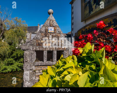 Quirky historique petite pierre notable des toilettes WC toilettes bâtiment sur les rives de la rivière Aven à Pont-Aven Bretagne France Banque D'Images