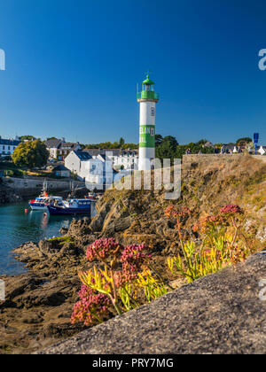 FINISTERE BRETAGNE FRANCE PHARE DOELAN port de pêche port avec phare de Doëlan, Moelan sur Mer, Finistère, Bretagne France Banque D'Images