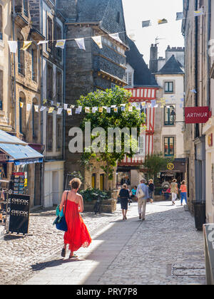 Vieille ville médiévale historique de Quimper centre commercial piétonnier avec soleil de l'été les touristes acheteurs et visiteurs Quimper Bretagne Finistère France Banque D'Images