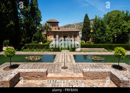 Vue générale du palais Nasrides du Partal dans la ville de l'Alhambra Banque D'Images