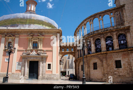 La basilique de la Virgen de los Desamparados et colonnade de la Cathédrale de Valencia Banque D'Images