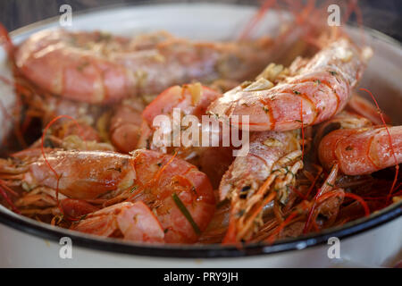 Grosses crevettes cuites sur un grill se trouvent dans une casserole close up Banque D'Images