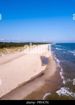 Antenne : à partir de la plage de la mer Baltique au-dessus - paysage drone. Plage Près de Gdansk en Pologne. Banque D'Images