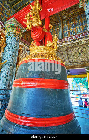YANGON, MYANMAR - février 27, 2018 : Le géant de Tharrawaddy Min, Min Maha Tissada Gandha Bell (Bell) ou grand trois-tons Sweet Sound, situé dans la ville pittoresque de PAV Banque D'Images