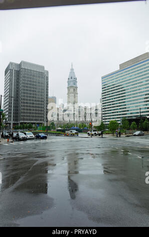 Philadelphie, USA - Le 19 mai 2018 - hôtel de ville de Philadelphie avec d'autres édifices modernes en pluies. Banque D'Images