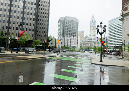 Philadelphie, USA - Le 19 mai 2018 - hôtel de ville de Philadelphie avec d'autres édifices modernes en pluies. Banque D'Images