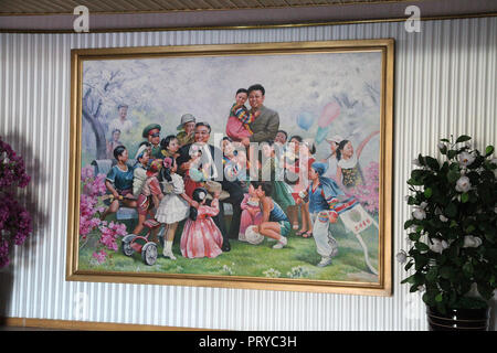 Fresque des grands leaders avec des enfants à Chongjin Steelworkers Kindergarten Banque D'Images