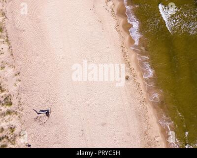 Antenne : à partir de la plage de la mer Baltique au-dessus - paysage drone. Plage Près de Gdansk en Pologne. Banque D'Images