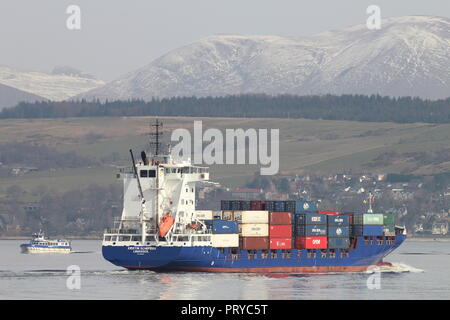 Le porte-conteneurs Mme Kristin Schepers à la tête de l'estuaire de la Clyde, avec Argyll Ferries ferry passager Ali Chat dans l'arrière-plan. Banque D'Images