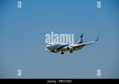 Pack Elal Israel Airlines avion se préparer à l'atterrissage à l'aéroport international de la journée Banque D'Images