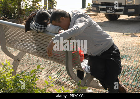 Couple sur le banc de parc, Macao. Banque D'Images