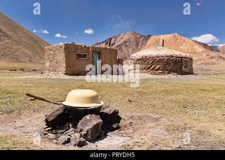 Les images prises de décisions nomades kirghizes, Qurut de yak,produits laitiers dans la vallée de l'Pshart à distance, Pamir, Tadjikistan, région autonome du Haut-Badakchan. Banque D'Images