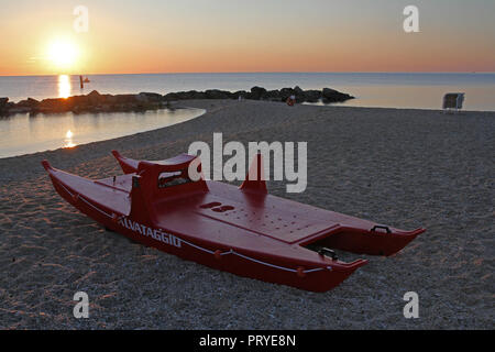 Moyens de sauvetage Salvataggio et c'est un bateau du sauveteur italien au lever du soleil à l'avant-plan de la mer Adriatique sur la Riviera italienne près de Ancona Banque D'Images