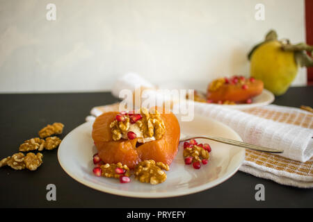 Le coing dessert, slice, noyer et grenade aigre avec présentation Banque D'Images