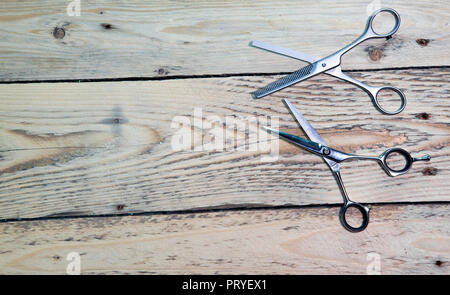 Salon de coiffure ciseaux, peigne et brosse, le pulvérisateur pour les cheveux s'allonger sur une planche en bois Banque D'Images