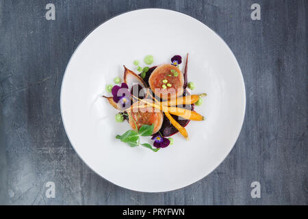 Rôti de longe de porc cuit avec des légumes, restaurant dish. Banque D'Images