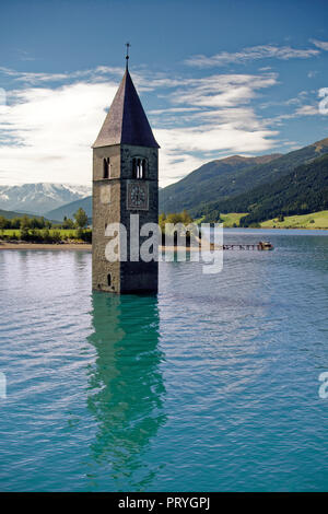 Clocher de l'église de Alt-Graun dans le lac Reschensee, Réservoir, Graun Vinschgau Reschenpass, dans le Tyrol du Sud, Banque D'Images