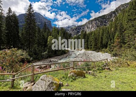 La rivière coule à travers la montagne Sarca paysage montagneux, montagnes, au Refuge al Bedole Adamello Collini, Val Genova Banque D'Images