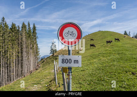 Signe d'interdiction, pas de bicyclettes, Gummenalp, Nidwald, Suisse Banque D'Images