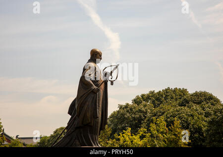 Statue de moine Xuanzang en dehors de la Grande Pagode de l'Oie Sauvage, Site du patrimoine mondial de l'UNESCO, à Xi'an, Shaanxi, Chine. Banque D'Images