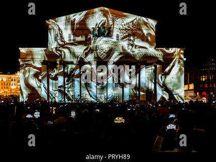 Etat Académique d'opéra et de Ballet du Théâtre Bolchoï illuminé pour free open air festival international Cercle de lumière. Banque D'Images