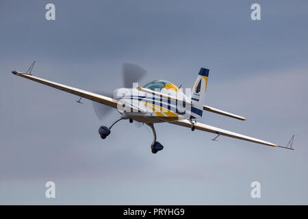 Pilote de voltige britannique Mark Jefferies battant un seul moteur Extra 330LX aerobatic aircraft VH-IXN. Banque D'Images