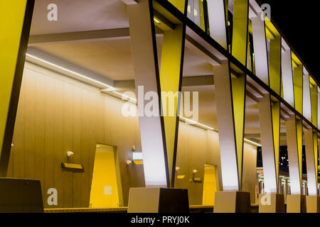 Scène de soirée bas moderne bâtiment éclairé Banque D'Images