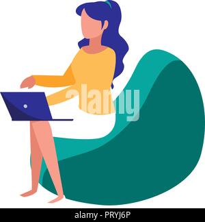 Woman with laptop assis dans le canapé vector illustration design Illustration de Vecteur