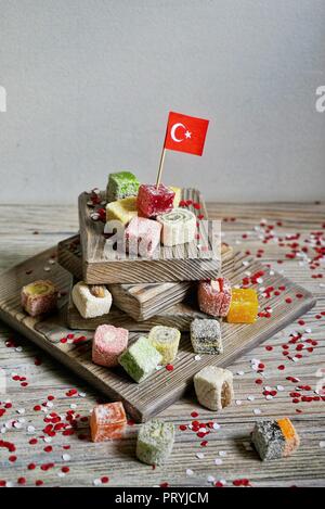 Diverses sucreries orientales, avec drapeaux en papier de la Turquie, Turcs sur un socle en bois brossé blanc et blanc sur un fond brossé, verti Banque D'Images