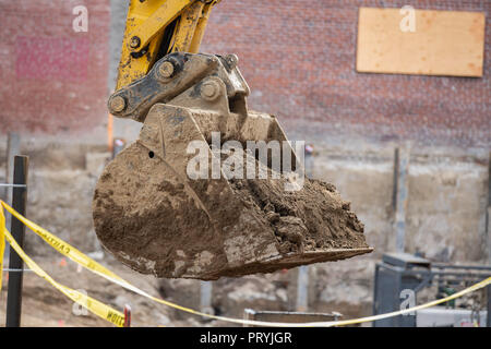 Enlever les débris de l'excavateur provenant du chantier à Portland, Oregon. Up Close shot. Banque D'Images