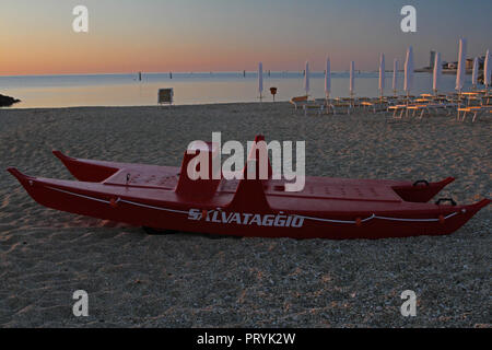 Moyens de sauvetage Salvataggio et c'est un bateau du sauveteur italien au lever du soleil à l'avant-plan de la mer Adriatique sur la Riviera italienne près de Ancona Banque D'Images