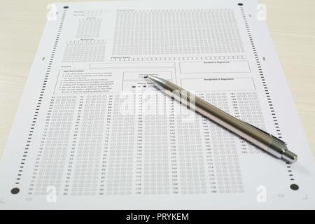 Photo des feuilles et de l'OMR en blanc stylo. Isolé sur fond blanc. Banque D'Images