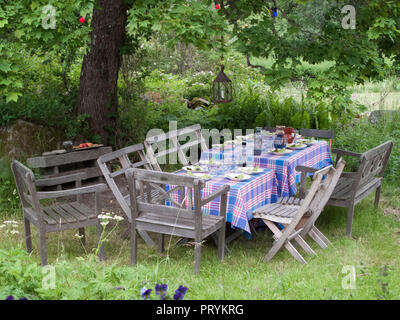 Un ensemble table dans le jardin attendre les invités Banque D'Images