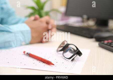 Photo du stylo et de verres sur la feuille d'OMR. Banque D'Images