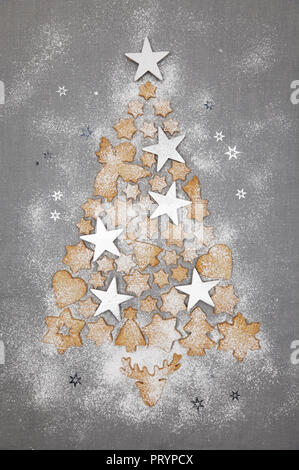 Les biscuits de Noël et étoiles blanches formant Ttee Noël sur fond gris Banque D'Images