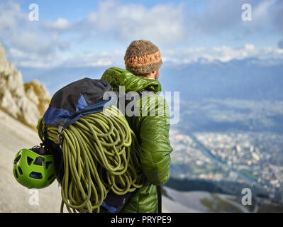 L'Autriche, Innsbruck, Nordkette, l'homme avec de la corde et le matériel d'escalade à vue à Banque D'Images