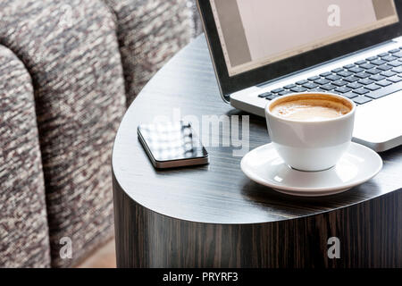 Pologne, Varsovie, portable, smartphone et Coffee cup at lounge de l'hôtel Banque D'Images