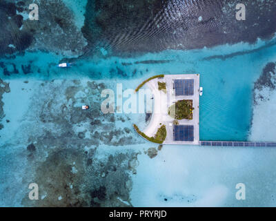Les Maldives, vue aérienne de bungalows Banque D'Images