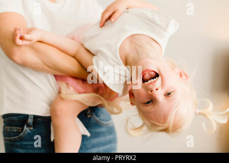 Portrait of happy little girl Playing with her mother Banque D'Images