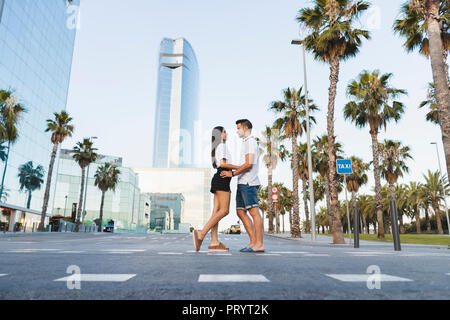 Jeune couple standing on street, tomber en amour Banque D'Images
