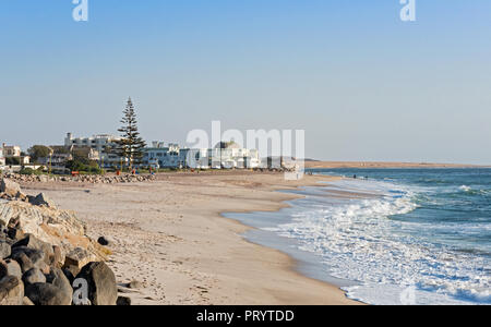 Plage publique et les appartements de vacances à Swakopmund, Namibie. Banque D'Images