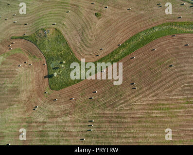 USA, antenne de la culture en contour et bottes de foin dans le Montana Banque D'Images