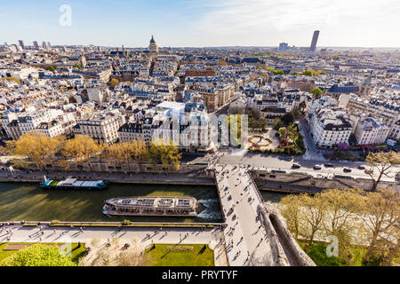 France, Paris, centre ville avec bateau de tourisme sur la Seine Banque D'Images