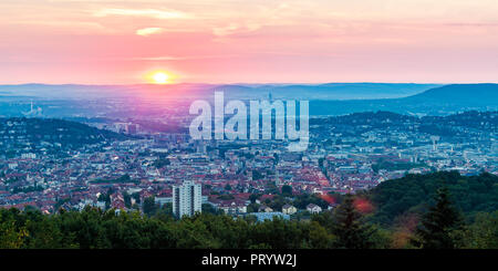 Allemagne, Bade-Wurtemberg, paysage urbain de Stuttgart au lever du soleil, vue de Birkenkopf Banque D'Images