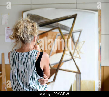 Femme peintre dans son atelier, à la peinture à Banque D'Images