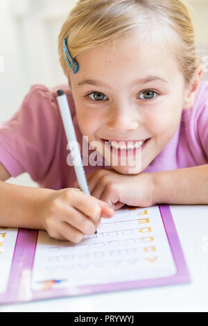 Portrait of smiling little girl alphabet écriture Banque D'Images