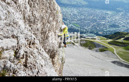 L'Autriche, Innsbruck Nordkette, femme, dans l'escalade de rochers Banque D'Images