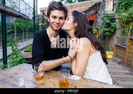 Portrait du jeune couple à un bar extérieur Banque D'Images