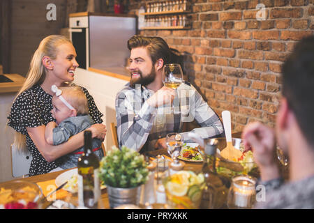 La famille et les amis de dîner, de manger, de boire, de s'amuser Banque D'Images